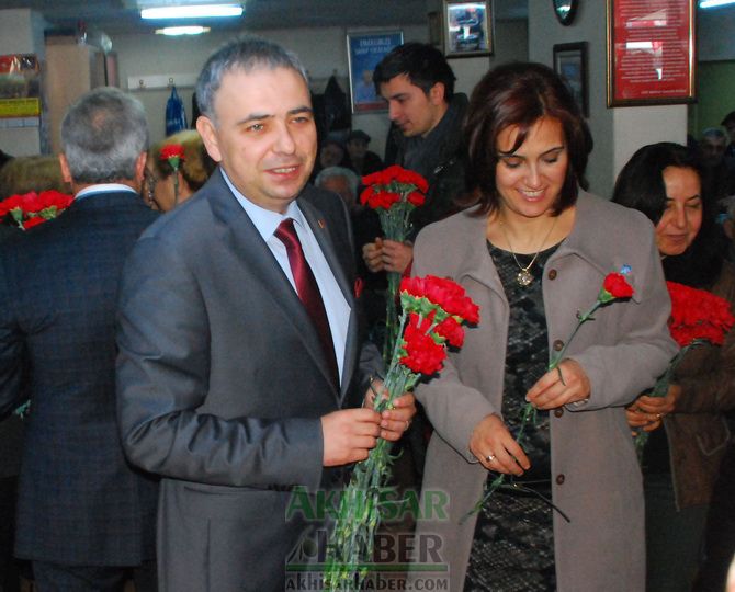 CHP Akhisar İlçe Teşkilatı 8 Mart Kadınlar Gününü Kutladı