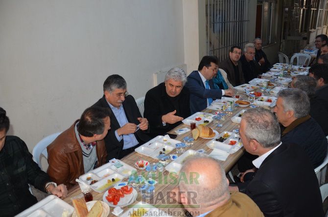 AK Parti Başkan Adayı Salih Hızlı, Esnaf ile Kahvaltıda Buluştu