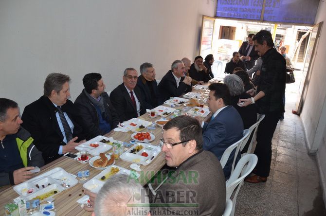 AK Parti Başkan Adayı Salih Hızlı, Esnaf ile Kahvaltıda Buluştu