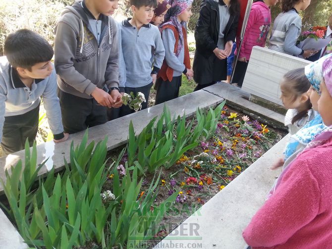 Ş.Ali Bozkurt İlköğretim Kurumu, Şehit Ali Bozkurt’u Mezarı Başında Andı