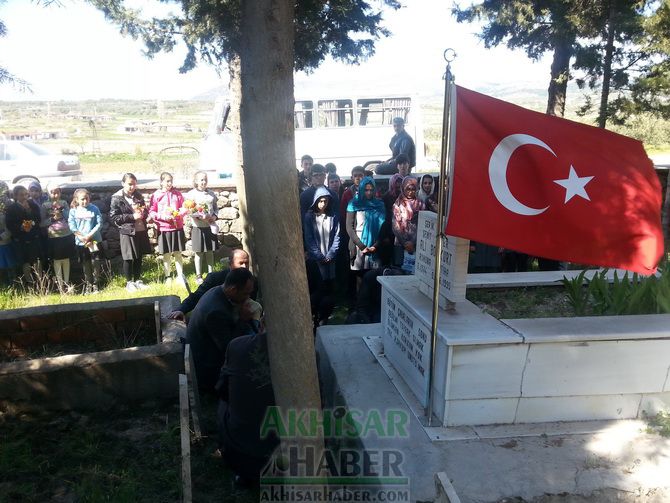Ş.Ali Bozkurt İlköğretim Kurumu, Şehit Ali Bozkurt’u Mezarı Başında Andı