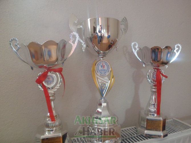 A.T.B Altıeylül Orta Okulu Okçuları 3 Kupa ve 14 Madalya ile Döndü