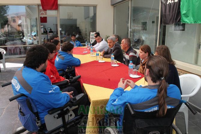 Engelli Halter Takımını Akhisar Kaymakamı Kaan Peker Ziyaret Etti