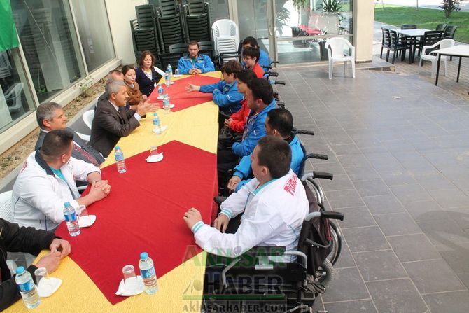 Engelli Halter Takımını Akhisar Kaymakamı Kaan Peker Ziyaret Etti