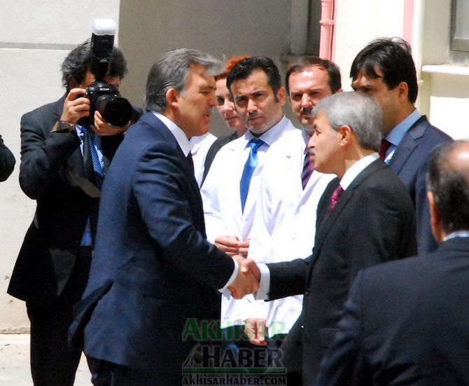 Cumhurbaşkanı Gül, Akhisar’da Yaralı Maden İşçilerini Ziyaret Etti