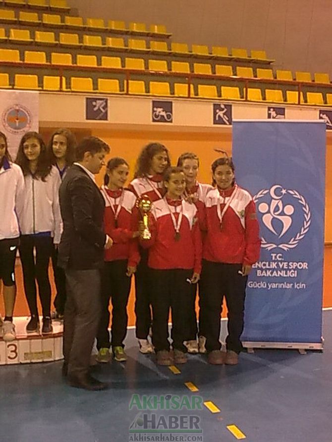 Akhisar Kız Meslek Lisesi Oryantiring’te  Türkiye  Finallerine Adını Yazdırdı 